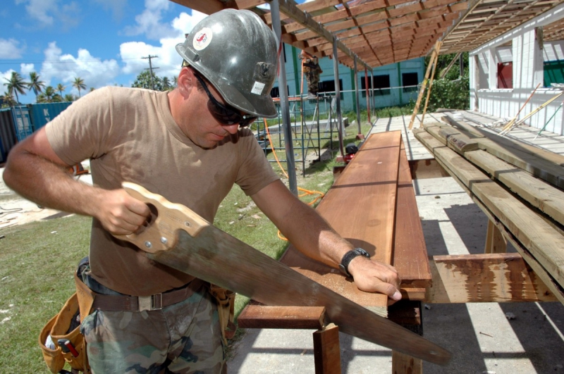 ebeniste-UTELLE-min_worker_construction_building_carpenter_male_job_build_helmet-893290